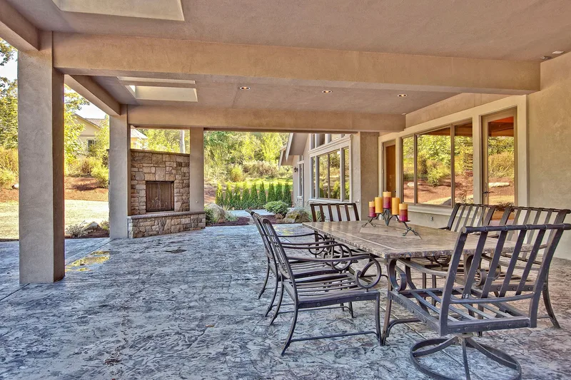 Bear Creek: Covered patio seating beside the home