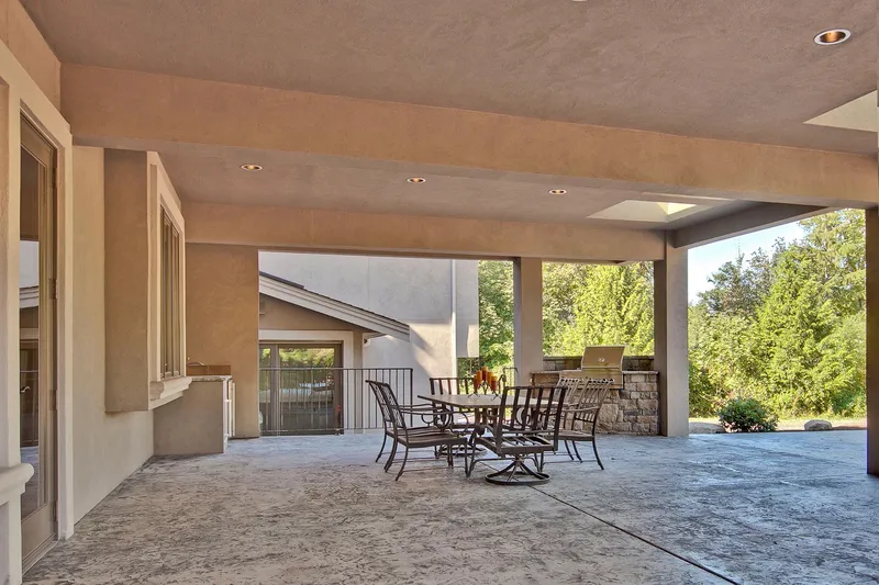 Bear Creek: Alternate view through the covered outdoor dining area