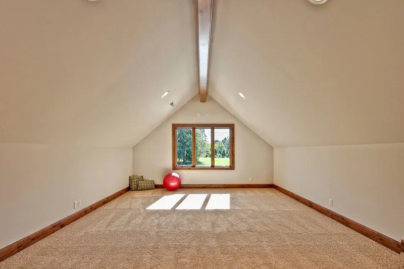 Bear Creek: Long vaulted room with a small window