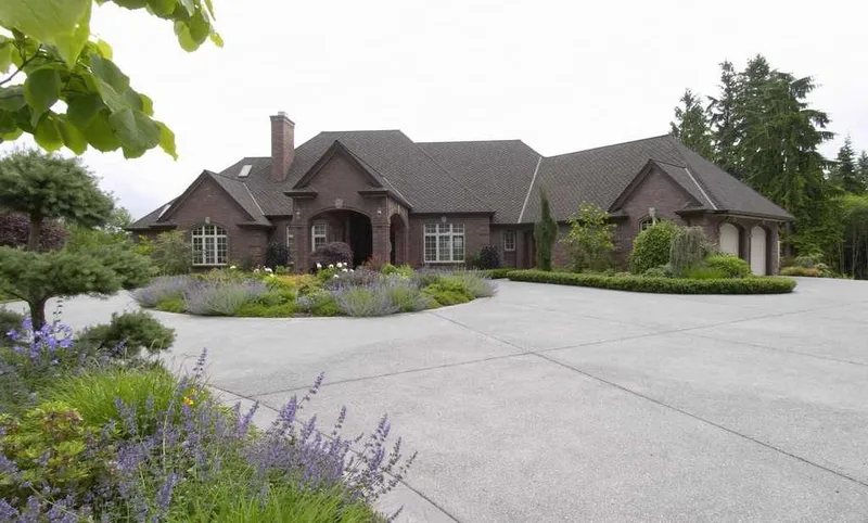 Duvall Valley: Alternate view of the front drive and home