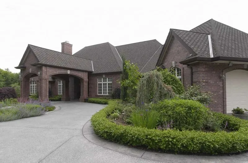 Duvall Valley: Front entry and landscaped driveway