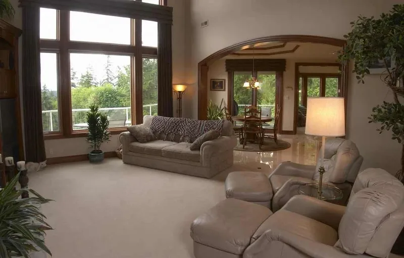 Duvall Valley: Living room with tall windows and an adjoining dining area