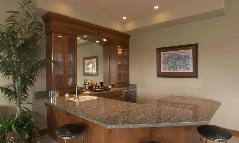 Duvall Valley: Alternate view of the bar counter and woodwork