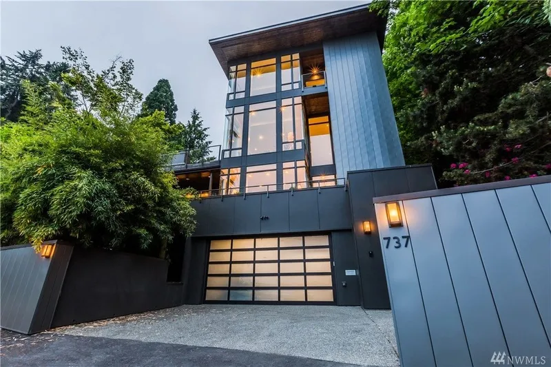 Lake Washington, Madrona: Tall glass-fronted exterior above the garage and driveway