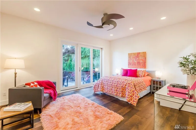 Lake Washington, Madrona: Bedroom with a door to the terrace