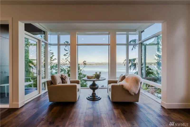 Lake Washington, Madrona: Bedroom sitting alcove overlooking the lake