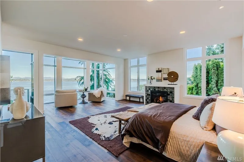 Lake Washington, Madrona: Bedroom with a sitting area and broad windows