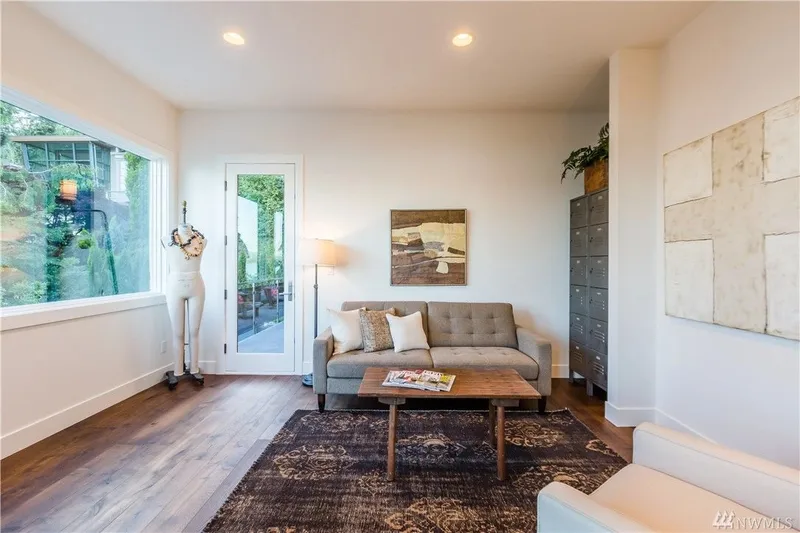 Lake Washington, Madrona: Sitting area beside a fireplace and terrace door