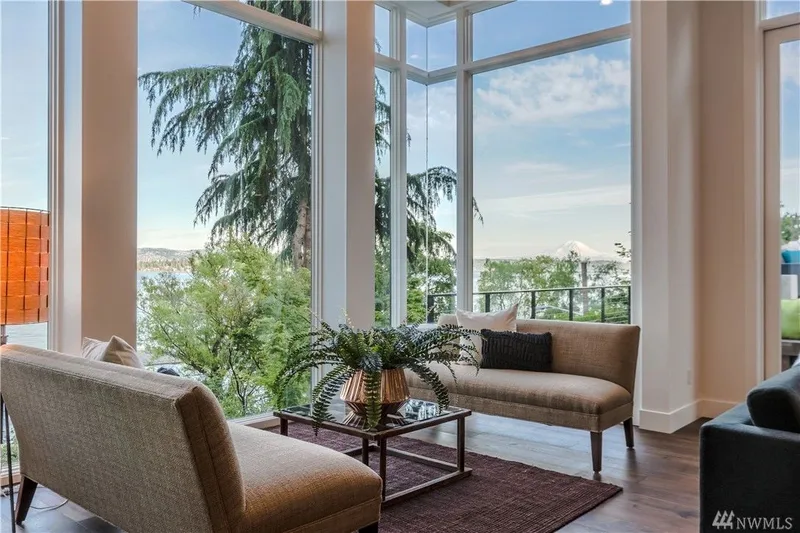Lake Washington, Madrona: Window-side seating overlooking the lake