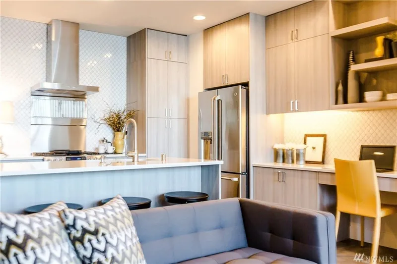 Lake Washington, Madrona: Second kitchen and adjoining sitting area