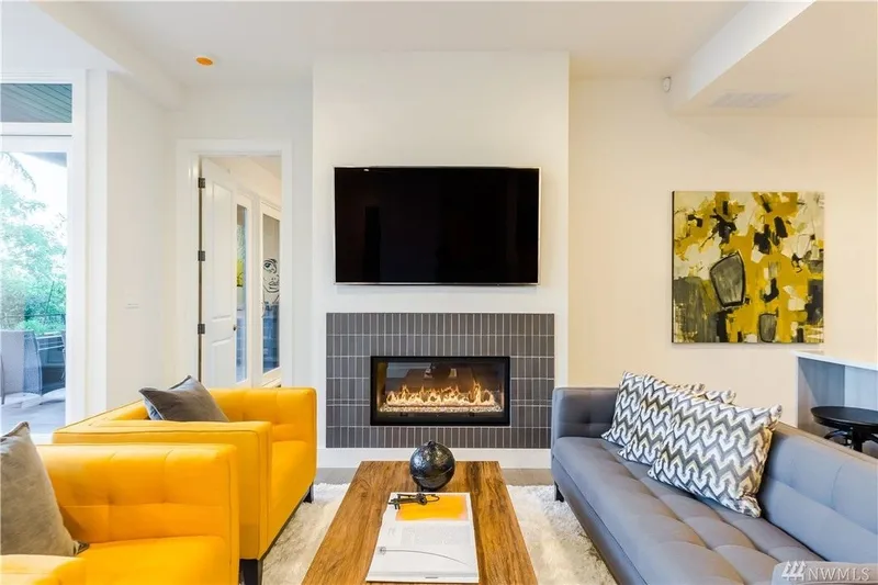 Lake Washington, Madrona: Sitting room with a fireplace and colorful seating
