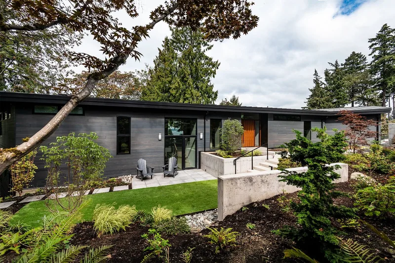 Mercer Island, indoor-outdoor: Low-profile exterior with a landscaped front garden