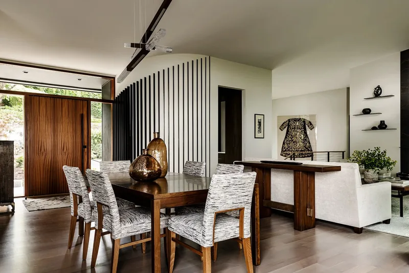 Mercer Island, indoor-outdoor: Dining table beside the entry partition