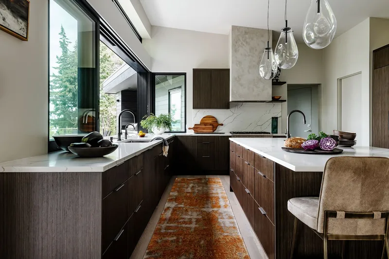 Mercer Island, indoor-outdoor: Kitchen with a long window and central island