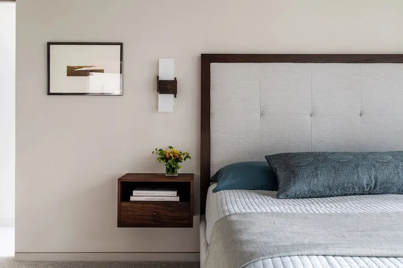 Mercer Island, indoor-outdoor: Bedroom headboard and bedside lighting