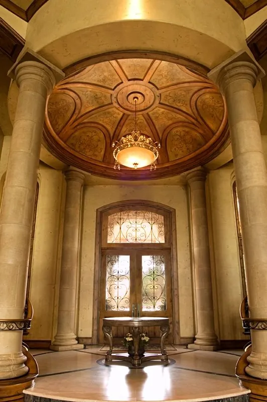 Mercer Island waterfront: Upward view of the entry dome and surrounding columns