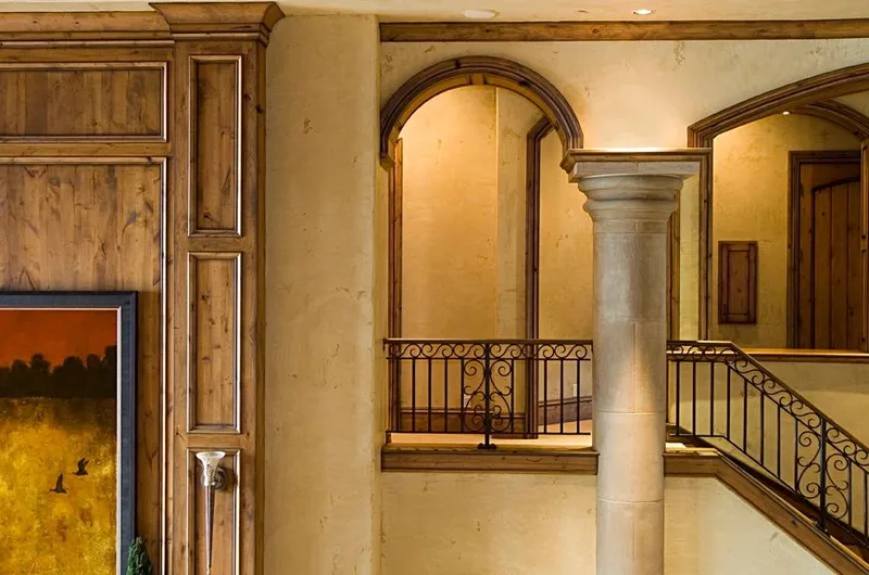 Mercer Island waterfront: Arched upper-level opening overlooking the staircase
