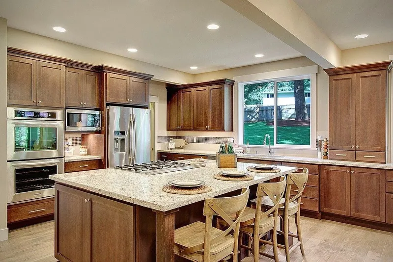 Redmond: Kitchen island and wall ovens