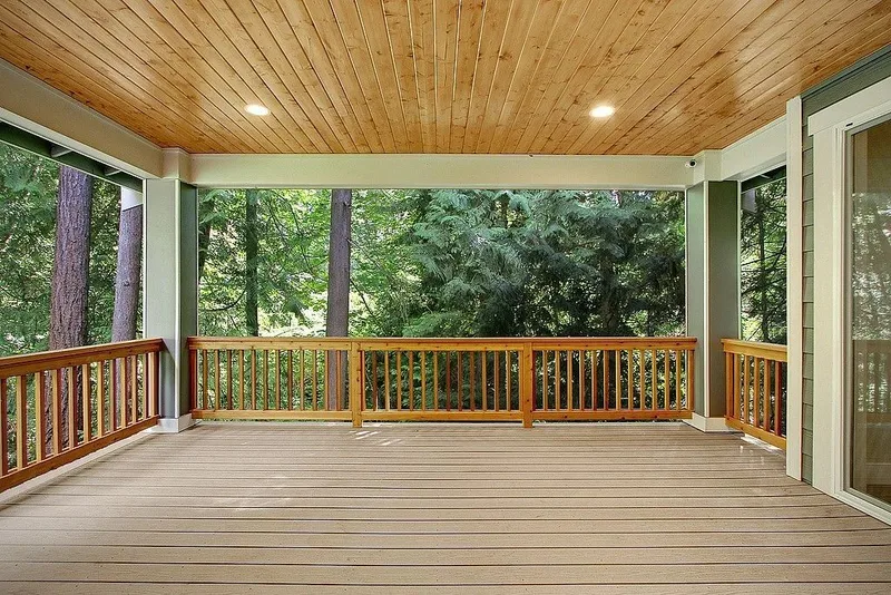 Redmond: Covered deck with wood railings