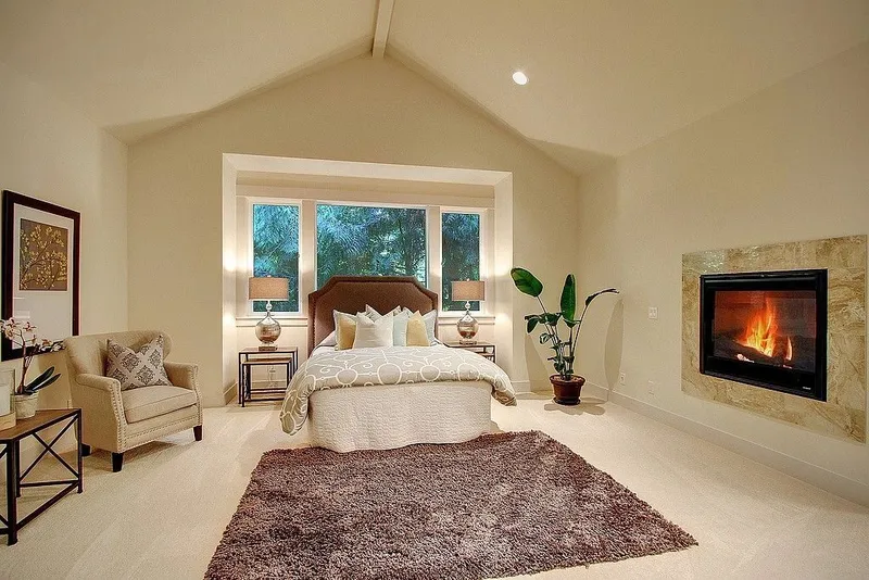 Redmond: Bedroom and double-sided fireplace