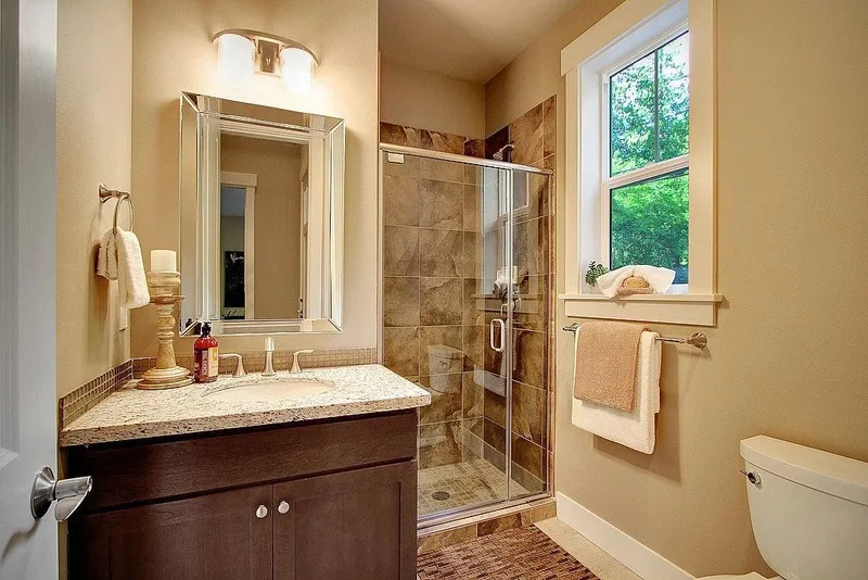 Redmond: Bathroom with a glass-enclosed shower