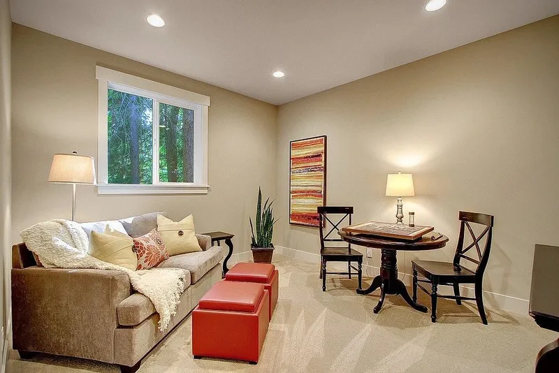 Redmond: Sitting room with a broad window