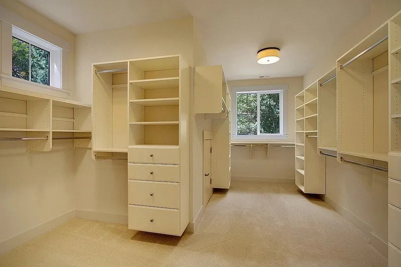 Redmond: Walk-in closet with shelving and hanging space