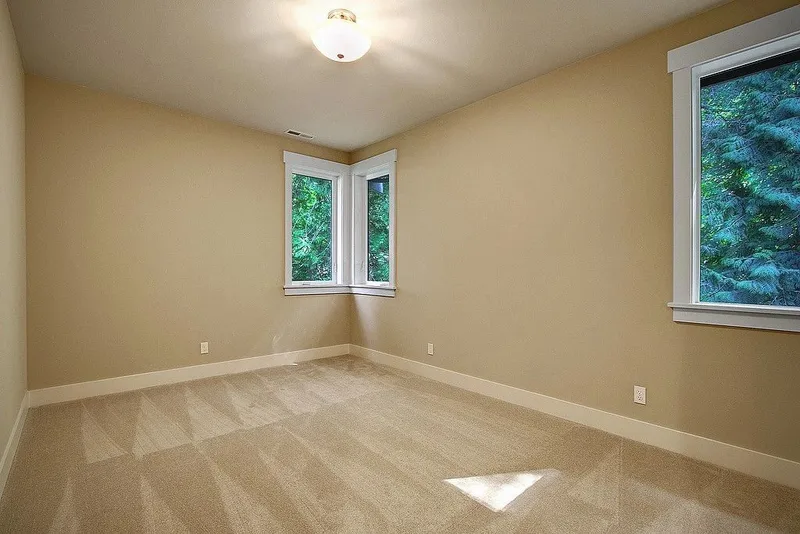 Redmond: Bedroom with a broad window
